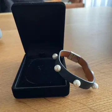 블랙 가죽 펄 장식 팔찌 CHIUCCI 키우치