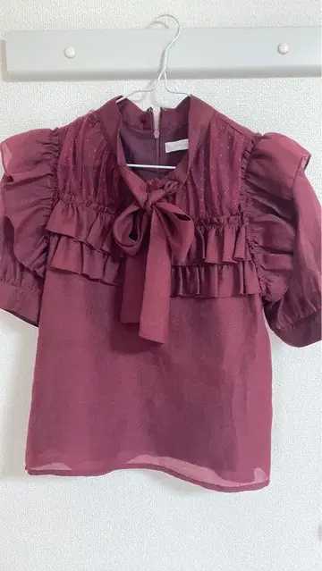 프릴 리본 포함 버건디 블라우스