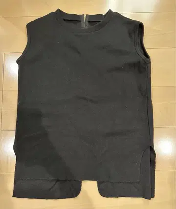 블랙 슬리브리스 니트 베스트