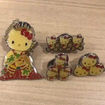 레트로 키티 핀 배지