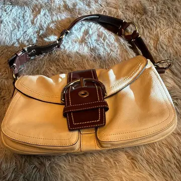 아이보리 가죽 핸드백 버클 포함