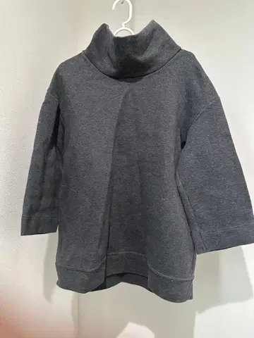 le ciel de HARRISS 그레이 터틀넥