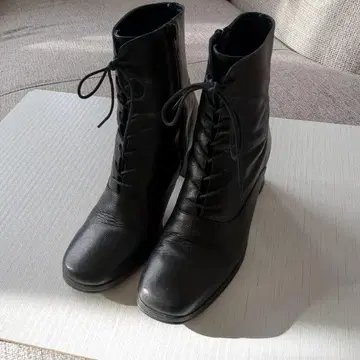 블랙 레이스업 가죽 부츠