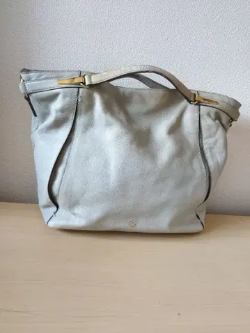 라이트 그레이 가죽 핸드백