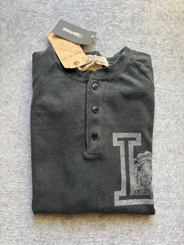 REMI RELIEF 레미 릴리프 헨리넥 프린트 티