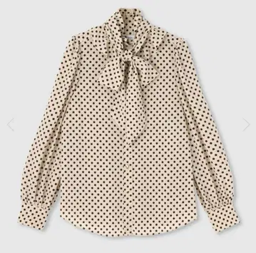 새상품급 LOULOU WILLOUGHBY 데신 도트 프릴 보타이 블라우스