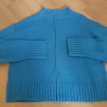 터콰이즈 하이넥 니트 스웨터