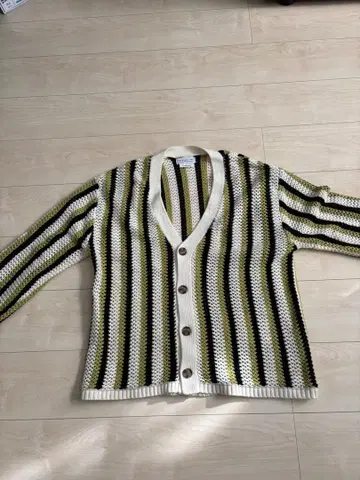 스트라이프 디자인 V넥 가디건
