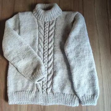 핸드메이드 울 소재 크림(베이지) 색상 터틀넥 스웨터