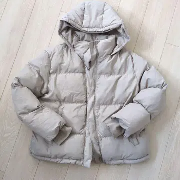 베이지 후드 부착 다운 자켓