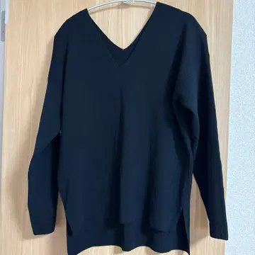 V넥 블랙 니트 스웨터