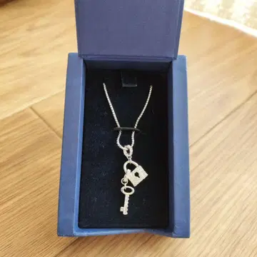 Swarovski 열쇠와 열쇠 구멍 목걸이
