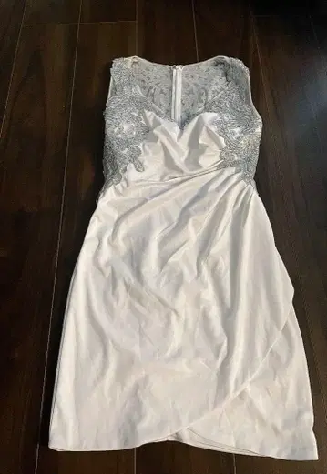 화이트 실버 자수 슬리브리스 드레스