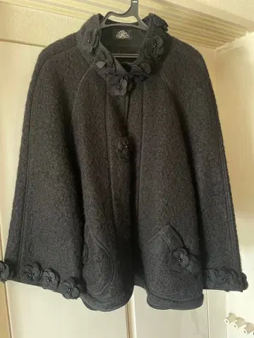 이타리야 판초 케이프 코트 플라워 모티브 포함 블랙