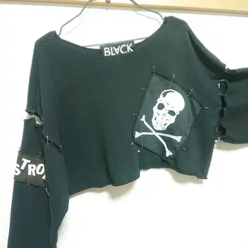 BLACK 스컬 프린트 크롭 기장 티셔츠