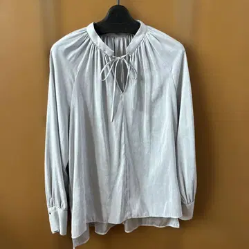 라이트 그레이 리본 포함 긴팔 블라우스