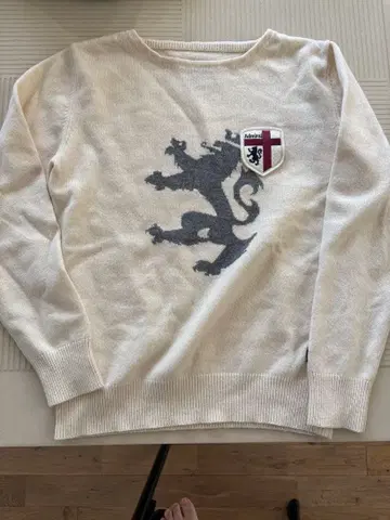 어드미럴 골프 자수 화이트 니트 스웨터