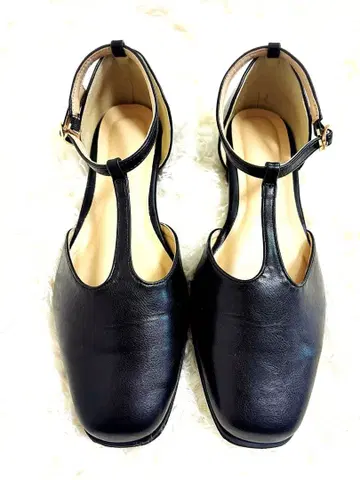 어반 리서치 도어스 블랙 스트랩 플랫슈즈 24cm