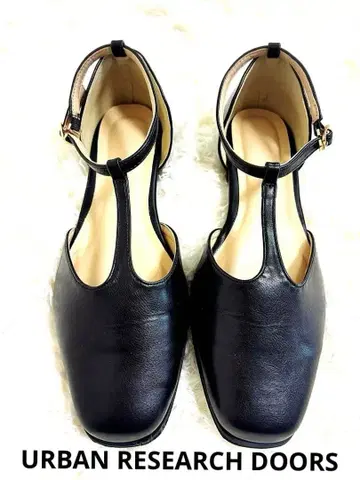 어반 리서치 도어스 블랙 스트랩 플랫슈즈 24cm