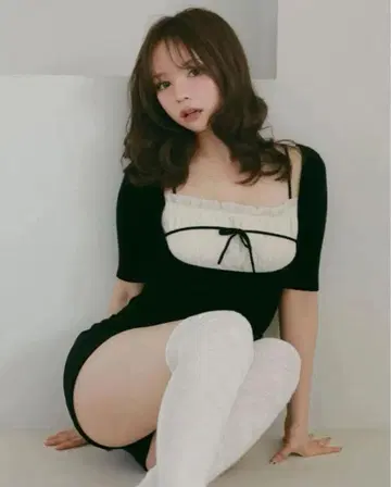 andmary Mew frill tops black