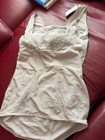 Beneath 베이지 레이스 탱크탑