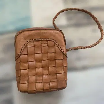 로비타 가죽 꼬임 파우치 브라운