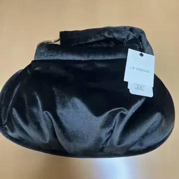 LE VERNIS 블랙 벨로아 핸드백