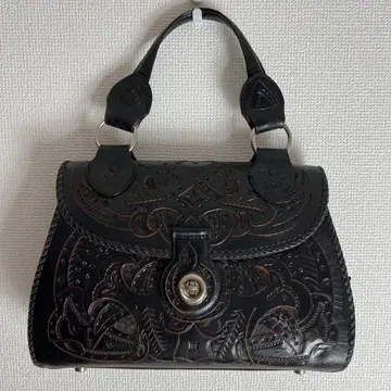 엠보싱 가공 블랙 핸드백 구제 의류 개성있는