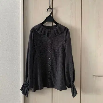 슬로브 이에나 데신 프린트 플리츠 칼라 블라우스