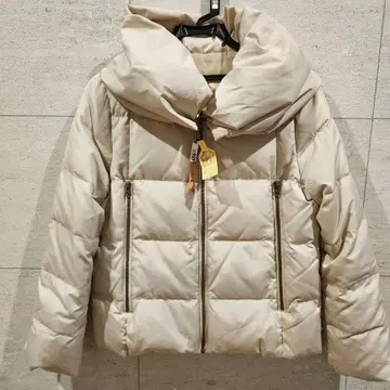 베이지 후드 부착 다운 자켓