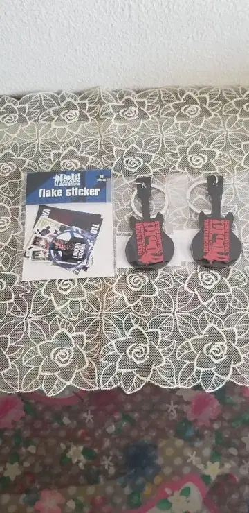 회장 한정판 기타형 키링 2개 세트와 야자와 에이요시 플레이크 스티커