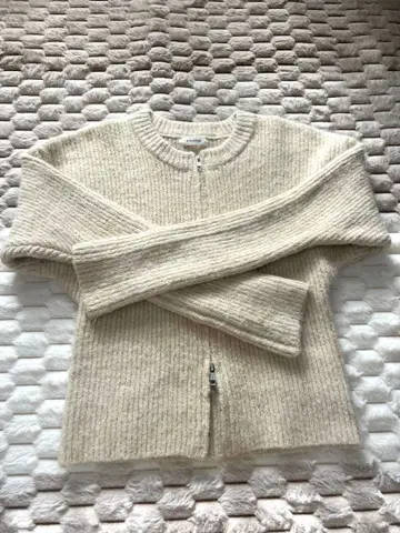 크림색 긴팔 지퍼 니트 스웨터