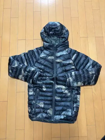 후드 부착 다운 자켓 블랙 카모플라쥬