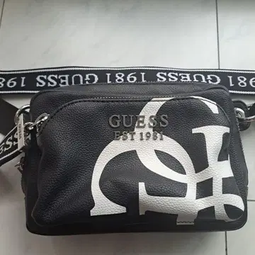 GUESS 바디백 블랙