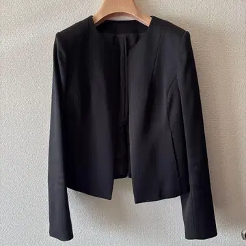 블랙 노카라 자켓 핏 디자인