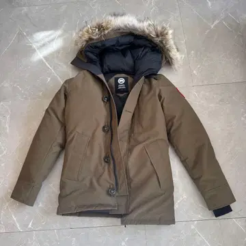 올리브색 퍼 달린 다운 자켓