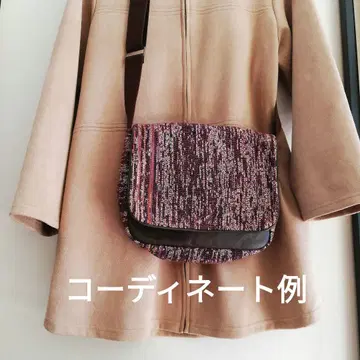 보라색 계열 직조 무늬 숄더백