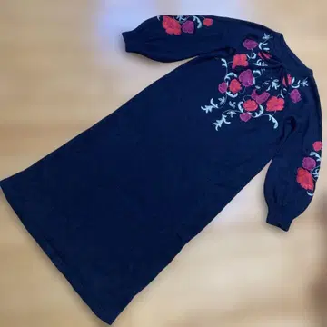 Grace continental 네이비 꽃무늬 자수 긴팔 니트 원피스