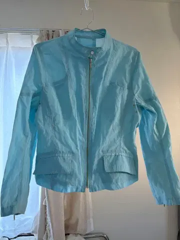 스카이블루 지퍼 달린 자켓