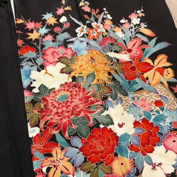 블랙 전통 예복 기모노 새상품급 꽃무늬 럭셔리 시접 붙은 상태