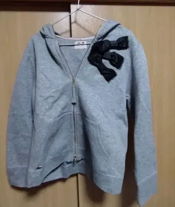 그레이 리본 포함 후드티