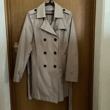 베이지 더블 브레스트 트렌치코트