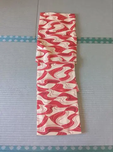 코몬 기모노 빨간색과 화이트의 물결 무늬