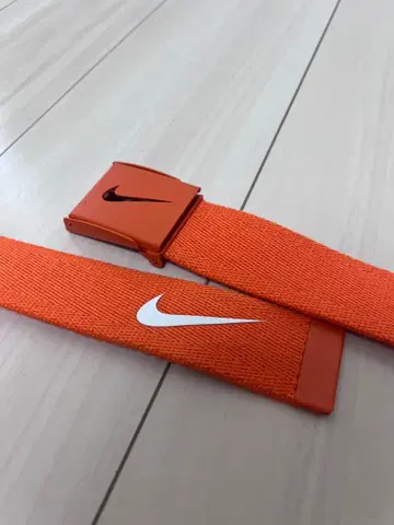 Nike 오렌지 벨트 로고 포함