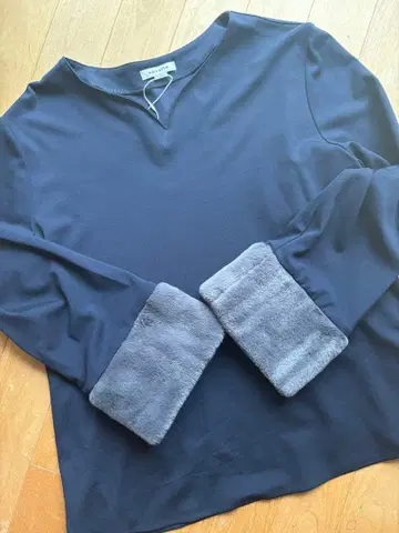 [ 새상품 미사용 ] ensuite V넥 긴팔 상의 퍼 포함