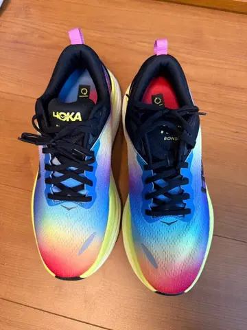 HOKA BOND 8 러닝화 그라데이션 컬러