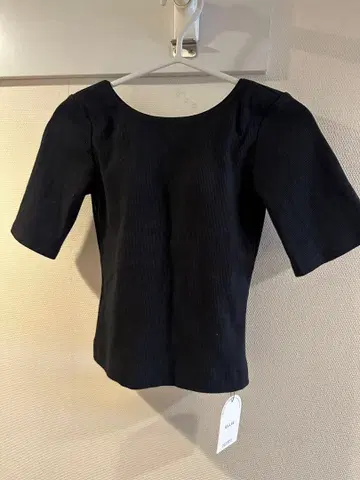 ELLIE 블랙 리브 상의