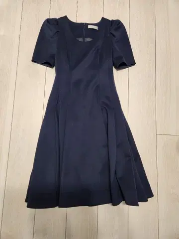 네이비 반팔 A라인 무릎 기장 원피스