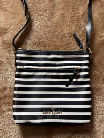 케이트 스페이드 블랙/화이트 스트라이프 숄더백