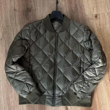 유니클로 울트라 라이트 다이아 퀼트 다운 자켓 카키 S 올리브